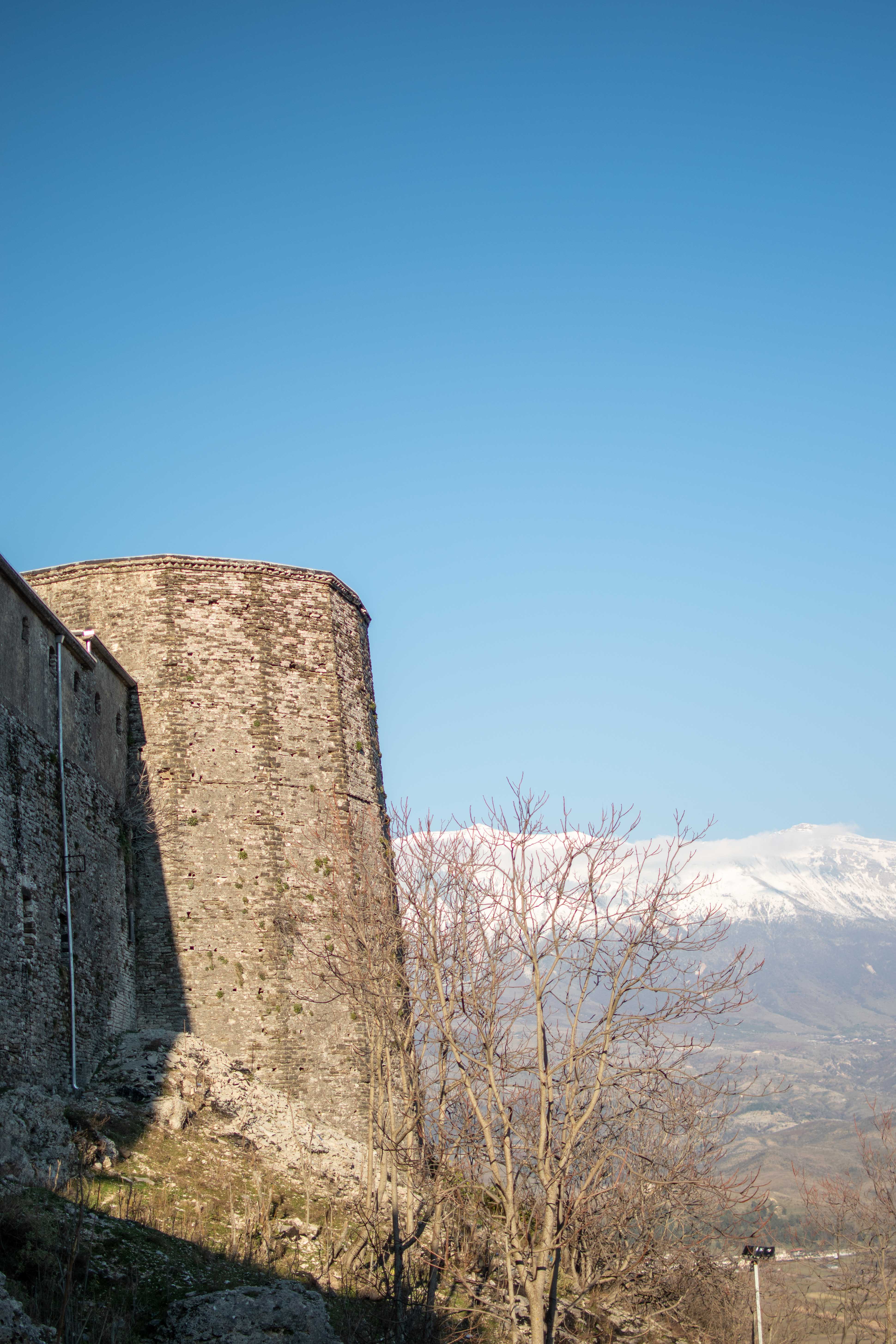 J+49 repos à Gjirokastër